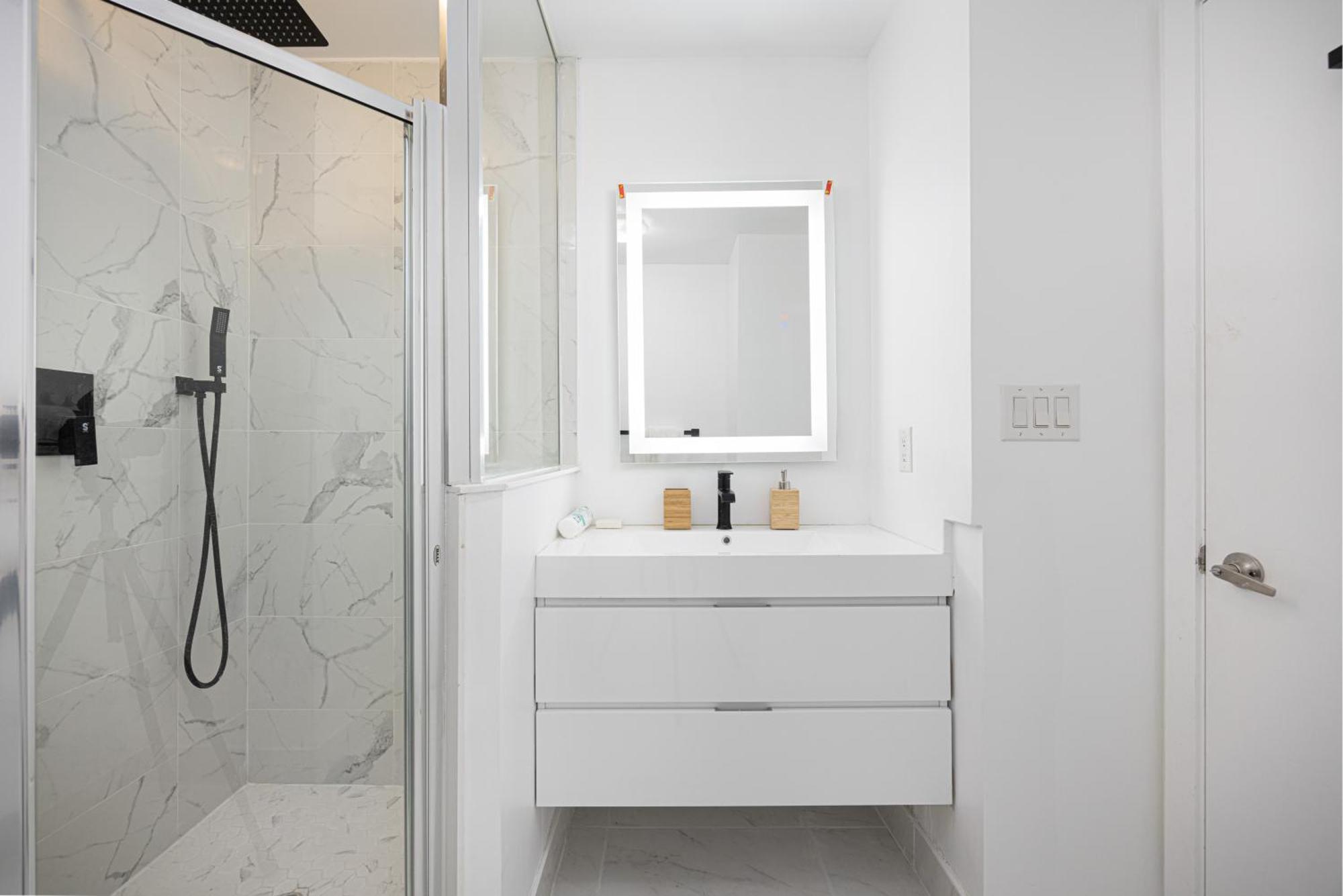 Newly Renovated Cozy Condo/Union Station Toronto Eksteriør billede